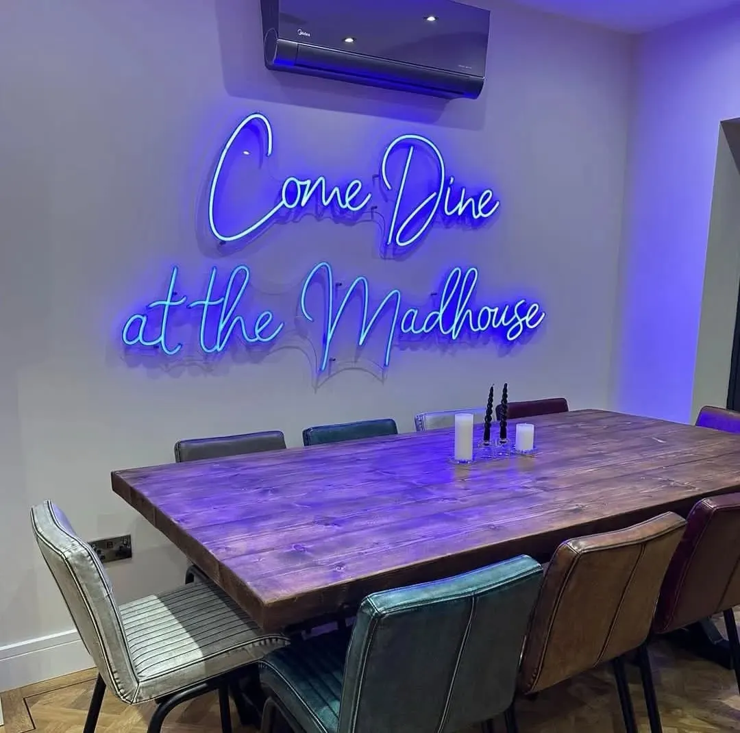 Restoran yemek alanında mavi el yazısı neon uygulaması