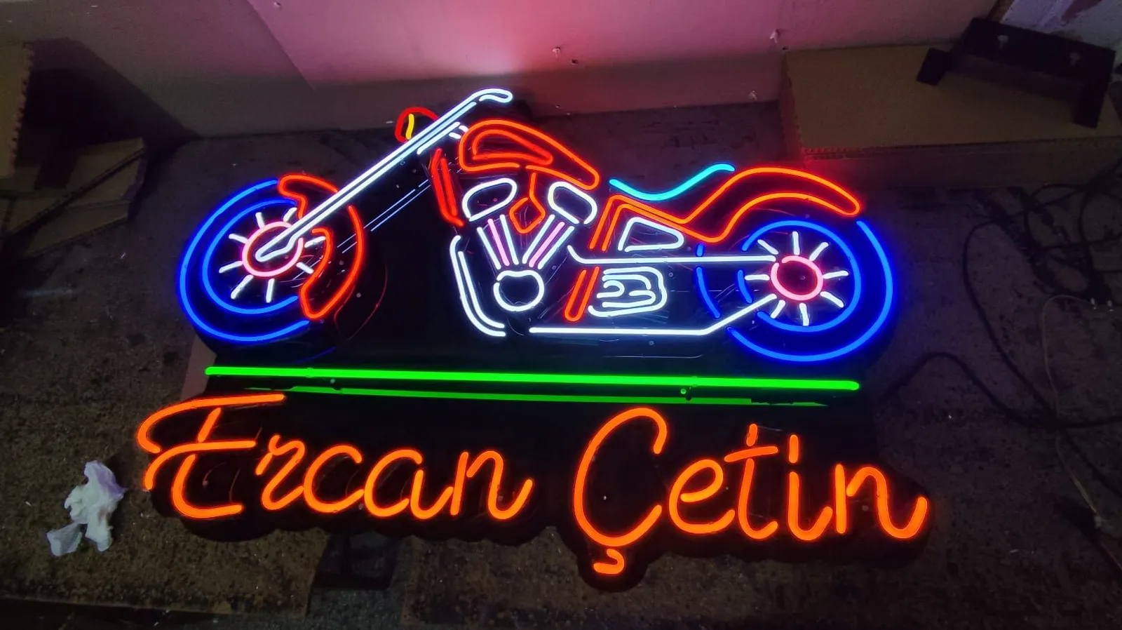 Chopper motosiklet ve turuncu isim yazılı çok renkli cam neon