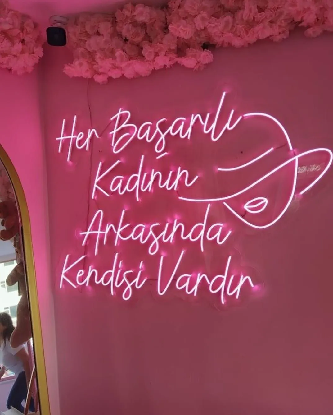 Pink 'Her Başarılı Kadının Arkasında Kendisi Vardır' neon with a woman in a hat