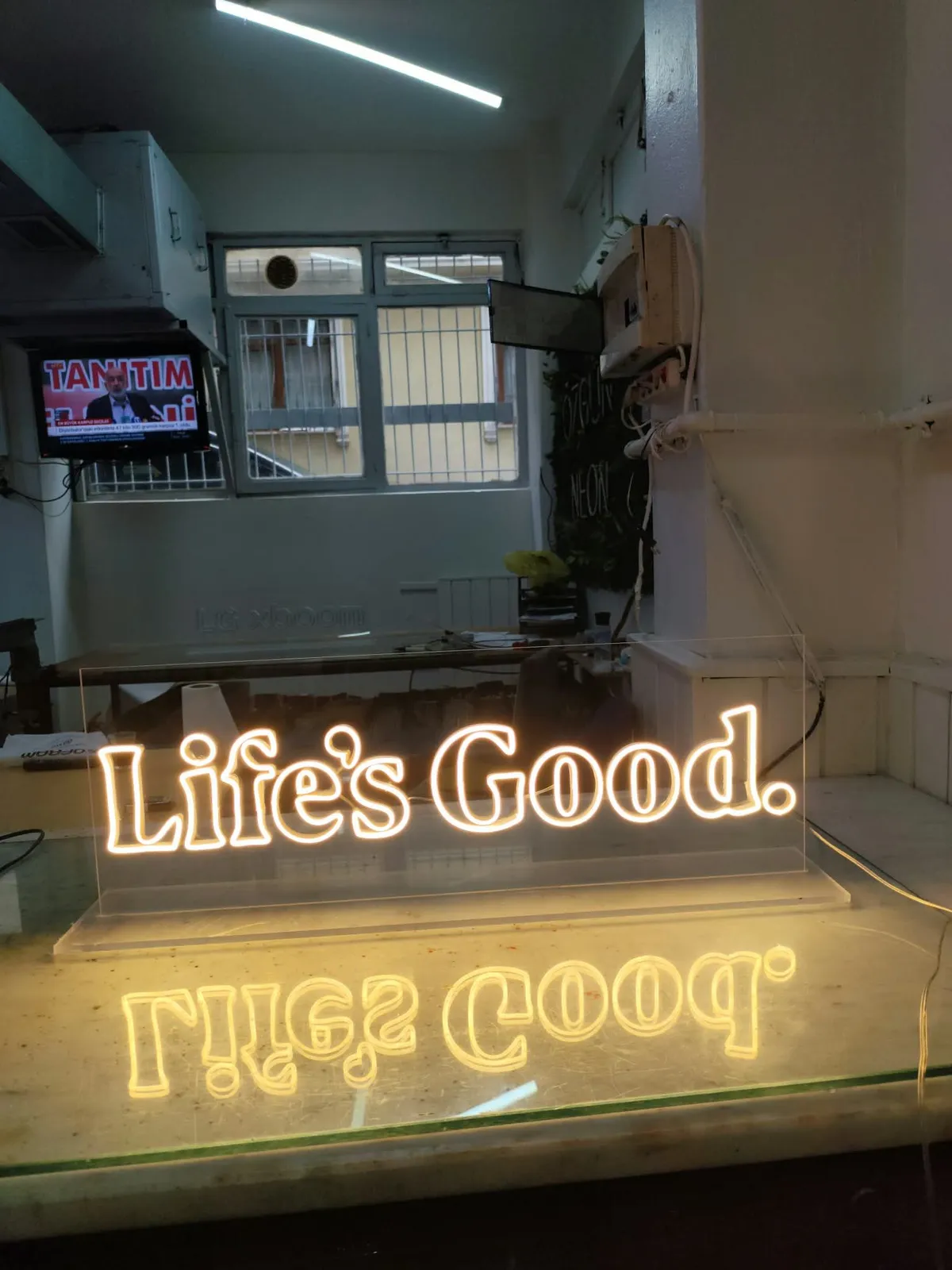 Şeffaf pleksi standlı sıcak beyaz 'Life's Good.' masaüstü neon