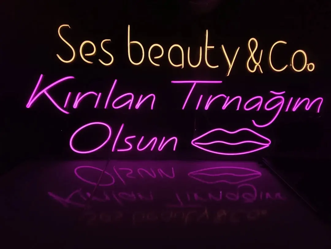 Güzellik salonu için pembe tonlarda dudak ikonlu yazı neonu